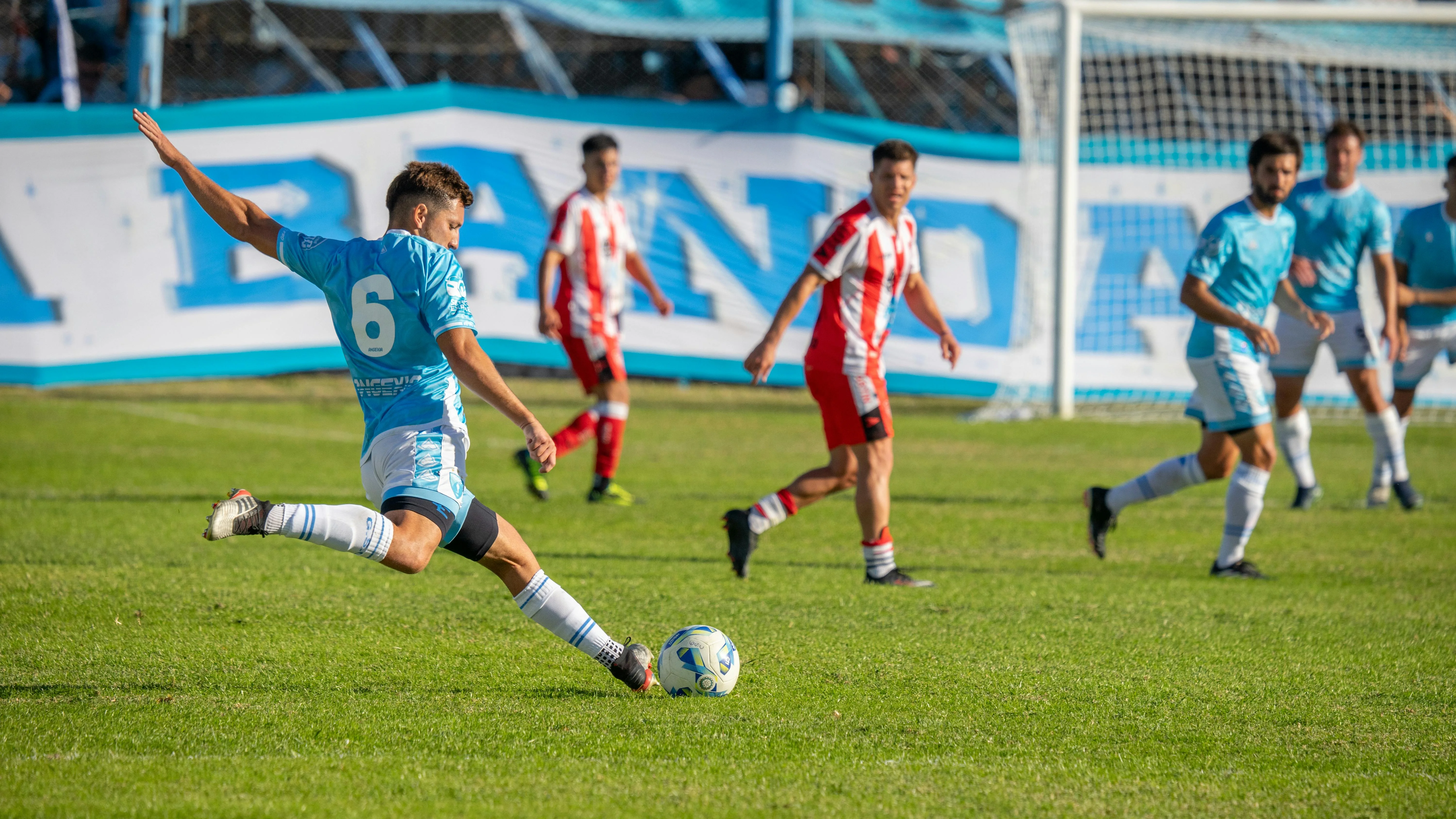 英超比赛中球员激烈拼抢的精彩瞬间